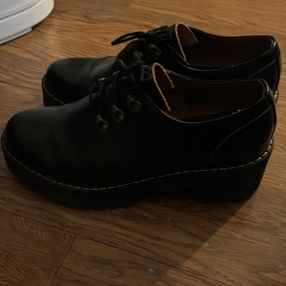 Leona Lo Vintage Smooth Leather Heeled Shoes Size 10 platform doc martins